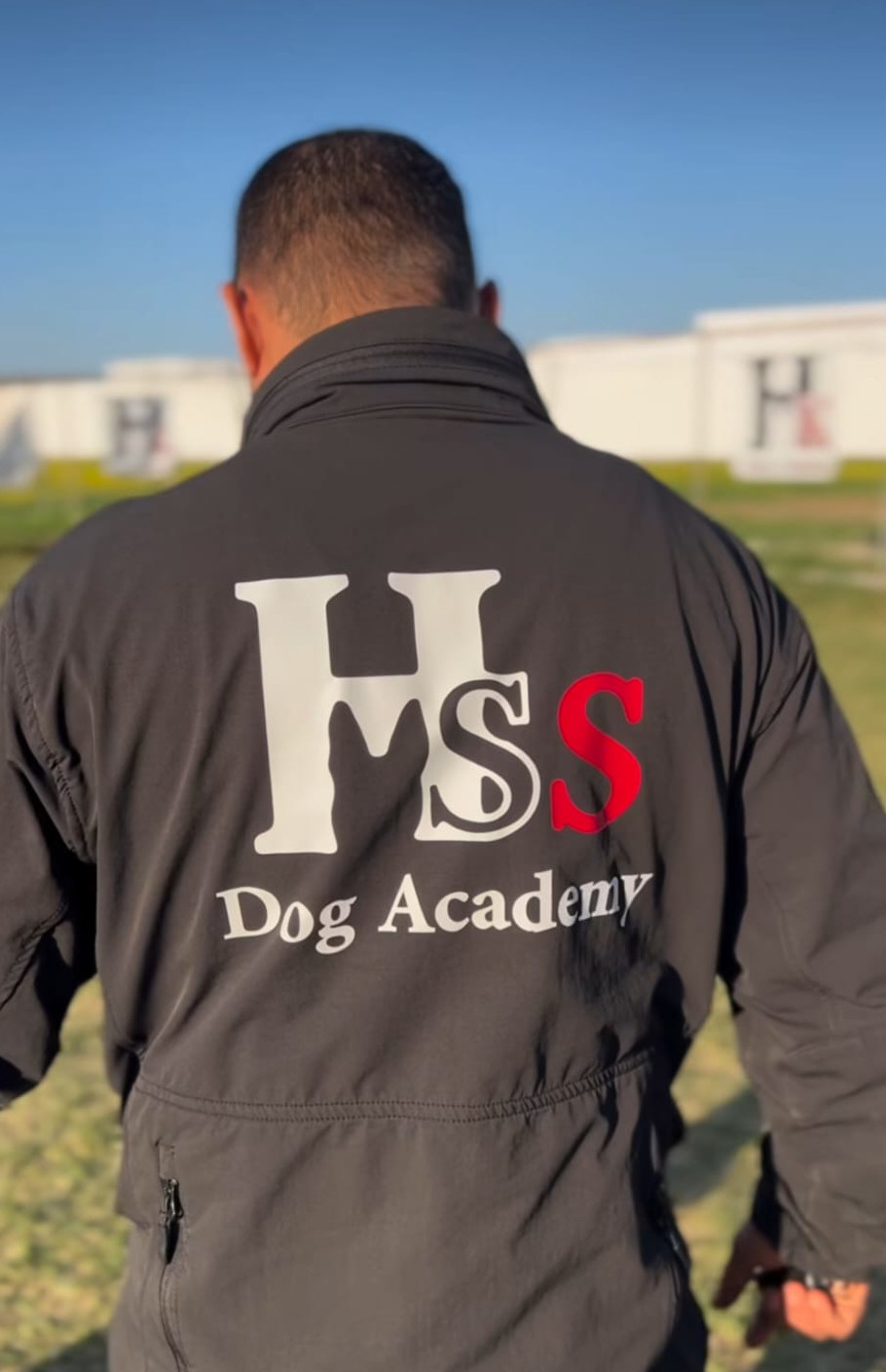 Éducateurs de HSS Dog Academy pendant une séance de travail